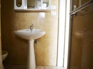 ein Badezimmer mit Waschbecken und Dusche in der Unterkunft TSUKY Holiday Home in Torre dellOrso in Torre dell'Orso + 32 Fotos