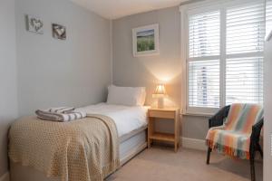 Postel nebo postele na pokoji v ubytování Landlords Cottage