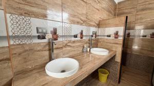 une salle de bain avec deux lavabos sur un comptoir dans l'établissement Estancia Luz y Armonía, à Casma