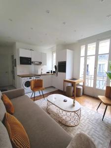 un salon avec un canapé et une table dans l'établissement Superbe appartement, aperçu mer, Negresco-centre, à Nice