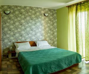 Ένα ή περισσότερα κρεβάτια σε δωμάτιο στο Casa Violeta-fara copii