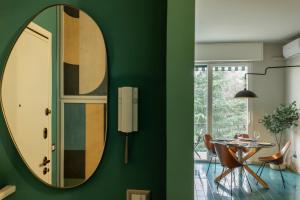 a dining room with a mirror and a table at The Silky Way relax e quiete in prossimità di lago e città in Como
