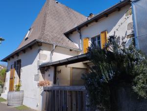a white house with yellow doors and a fence at Gîte familial "La montagne des vaches" in Saint-Antoine