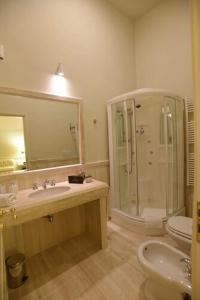 Koupelna v ubytování Suite Hotel Santa Chiara + 37 fotografií