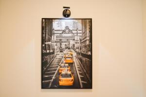 a picture hanging on a wall with taxis at AMA Home AMALI - Geräumiges Apartment mit Balkon & Parkplatz - Perfekt für Business & Erholung in Hiddenhausen