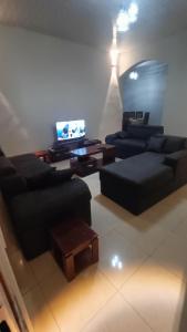 un salon avec deux canapés et une télévision dans l'établissement Villa ZEIMET, à Bujumbura