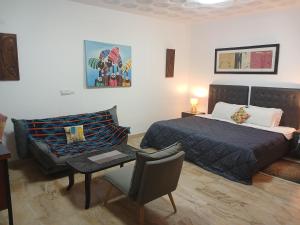 アビジャンにあるVilla Mangoのベッドルーム1室(ベッド1台、テーブル、椅子付) +37枚の写真