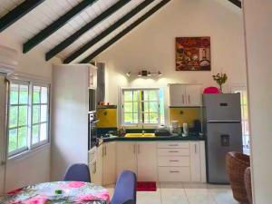 Η κουζίνα ή μικρή κουζίνα στο Le Sable Bleu - Évasion tropicale - Idéal Couples & Familles - PLAGE 5min - Piscine - Parking privé - Logement climatisé - Vue sur les palmiers - Restau snack familial sur place