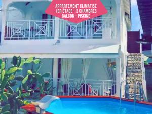 Πισίνα στο ή κοντά στο Le Sable Bleu - Évasion tropicale - Idéal Couples & Familles - PLAGE 5min - Piscine - Parking privé - Logement climatisé - Vue sur les palmiers - Restau snack familial sur place +28 φωτογραφίες