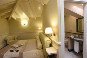Postel nebo postele na pokoji v ubytování Suite Hotel Santa Chiara