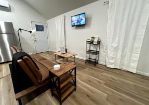 un soggiorno con un divano e un tavolo di Brand New Bungalow with Amenities a Tulsa