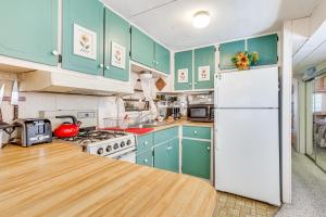 Gallery image of Swim, Fish and Play Pet-Friendly Gem in Fort Myers in Fort Myers