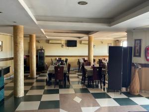 Restaurace v ubytování Palema Crown Hotel
