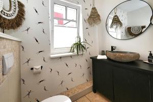 un bagno con lavandino e specchio di Dat Strandhus Apartment 1 a Büsum Altre 16 foto