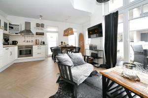 una cucina e un soggiorno con tavolo e sedie di Dat Strandhus Apartment 1 a Büsum