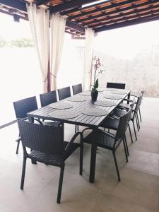 ein Esstisch mit Stühlen und ein Tisch und ein Tisch und Stühle in der Unterkunft Rancho M, 5Qts - Lazer para sua família em Capitólio in Capitólio