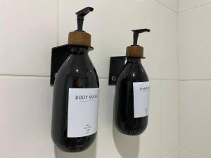托卢Hotel Soleira的两瓶挂在墙上的葡萄酒