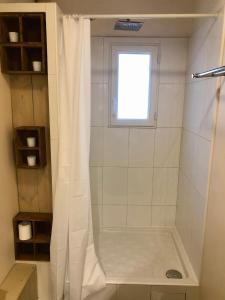 Un baño con ducha con ventana. en Duplex La Ciotat - T2 - Plages & Vieux Port - climatisation, en La Ciotat 14 fotos más