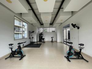 - une salle de sport avec tapis de course et vélos d'exercice dans l'établissement Acogedor apartamento, à Estación El Salto