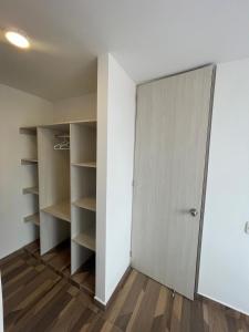 un placard vide avec une porte dans une pièce dans l'établissement Acogedor apartamento, à Estación El Salto 14 autres photos