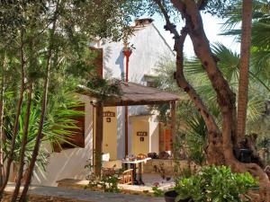 giardino con tavolo e edificio di Natalia's Houses a Chania