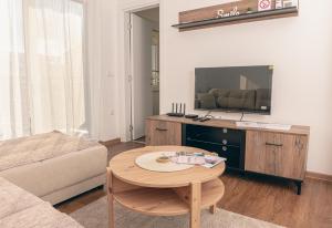 Una televisión o centro de entretenimiento en L & S Apartmani