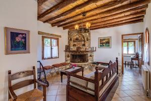 un soggiorno con divano e camino di Natalia's Houses a Chania