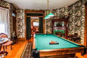 una sala de billar con mesa de billar en Hollerstown Hill Bed and Breakfast, en Frederick