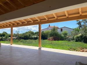an empty patio with a view of a field of grass at Villa Botanica in Bale