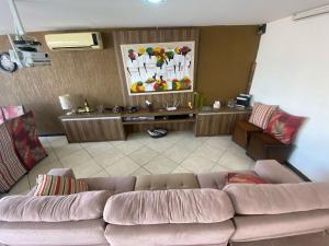 un soggiorno con divano e scrivania di Casa com deck navegável e jacuzzi em Angra dos Reis RJ - Praia da Ribeira ad Angra dos Reis