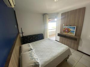 una camera da letto con un letto con una croce sul muro di Casa com deck navegável e jacuzzi em Angra dos Reis RJ - Praia da Ribeira ad Angra dos Reis