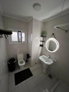 un baño con inodoro y lavabo en Delta Sharm Casa, en Sharm El Sheikh