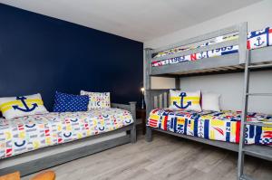 Voodi või voodid majutusasutuse Isle Be Back by Bryant Real Estate toas