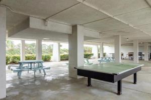 Lauatennis majutusasutuses Island Daze by Bryant Real Estate või selle läheduses