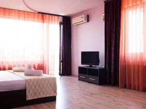A television and/or entertainment centre at Silistar Hotel