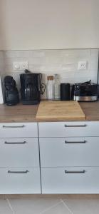 Cabestan air-conditioned Marina opposite the shops near the North Beach في لو غراو دو روا: مطبخ بخزائن بيضاء وطاولة خشبية