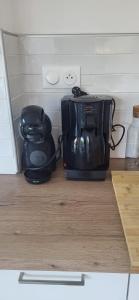 Cabestan air-conditioned Marina opposite the shops near the North Beach في لو غراو دو روا: وجود ميكروويف للجلوس على طاولة المطبخ