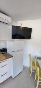 Cabestan air-conditioned Marina opposite the shops near the North Beach في لو غراو دو روا: مطبخ مع دواليب بيضاء وطاولة وتلفزيون +36 صورة