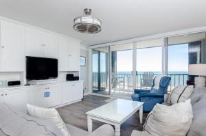 Televiisor ja/või meelelahutuskeskus majutusasutuses 6C by the Sea by Bryant Real Estate