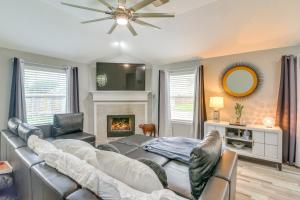 Ruang duduk di Modern and Spacious Family Home with Yard in Houston!