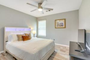 Katil atau katil-katil dalam bilik di Modern and Spacious Family Home with Yard in Houston!