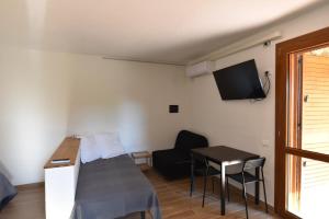 TV a/nebo společenská místnost v ubytování OltreMare, Casa Fornelli