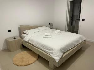 Una cama o camas en una habitación de AGM Home