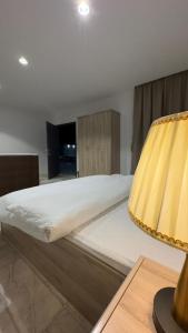 Una cama o camas en una habitación de استراحه الغانم 69 fotos más