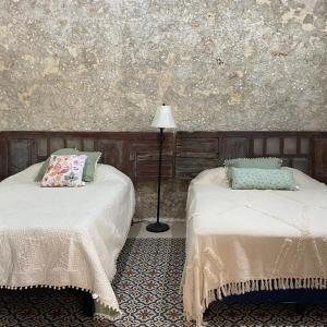 une chambre avec deux lits et un lampadaire dans l'établissement Casa Al Mar, à Campeche