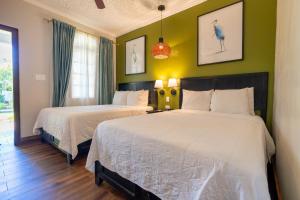 Rúm í herbergi á Travellers Beach Resort