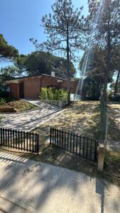 een zwart hek voor een gebouw bij Villa Giny in Lignano Sabbiadoro