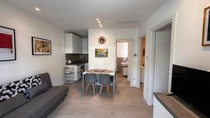 een woonkamer met een bank en een tafel bij Villa Giny in Lignano Sabbiadoro