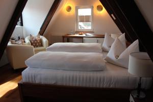 Posteľ alebo postele v izbe v ubytovaní Hotel Schmales Haus