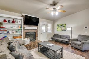 Χώρος καθιστικού στο 2 Mi to OU Family-Friendly Retreat with Patio!